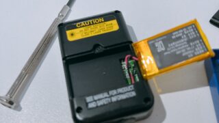 KDC200のバッテリー交換方法｜Bluetooth接続が勝手に切れるのでバッテリーを変えてみたから方法を説明するよ 